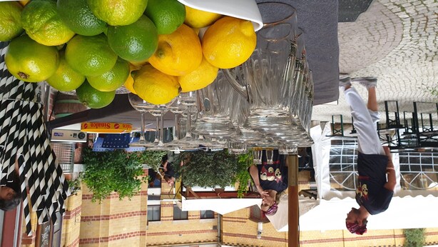 Un restaurant dont le plafond est décoré de manière originale avec des citrons et des limes.