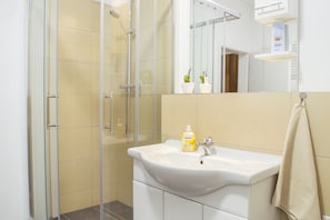 Badewanne, Haartrockner, Handtücher, Seife