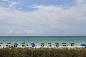 På stranden og solsenger