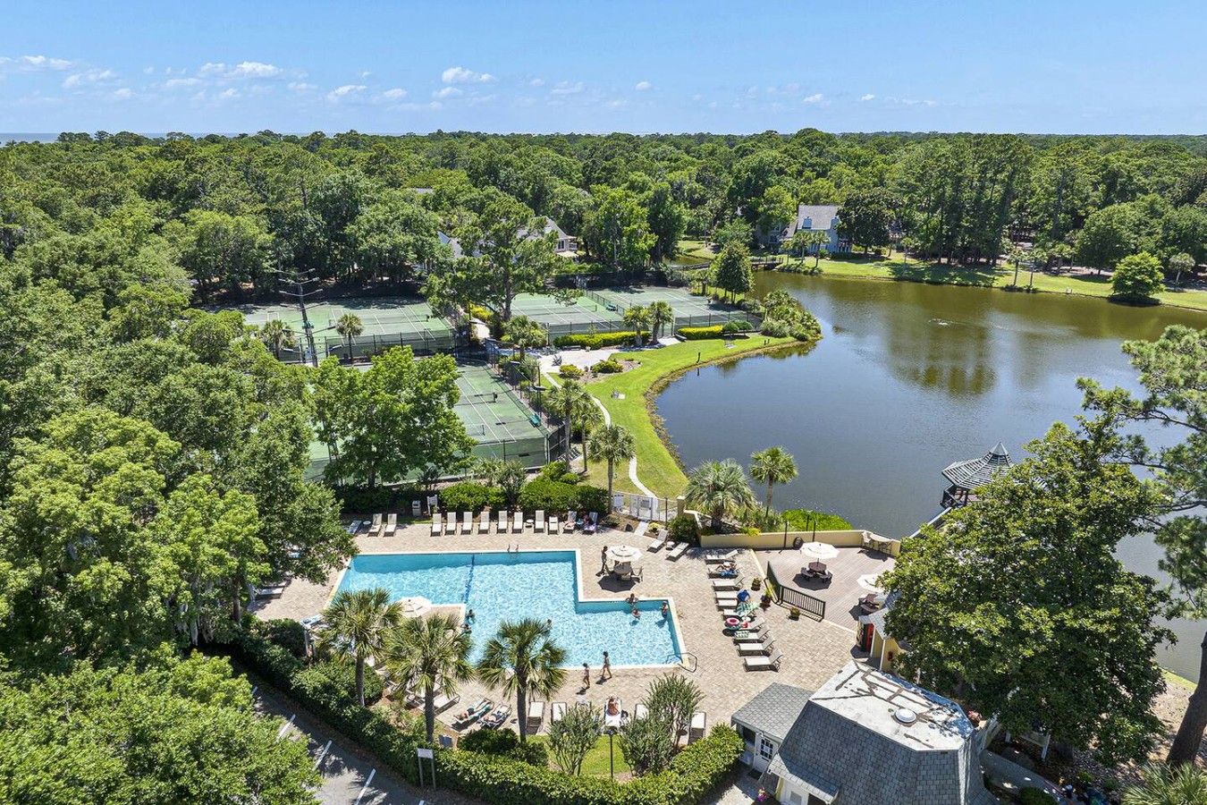 Un complexe hôtelier doté d’une piscine, de courts de tennis et d’un lac.
