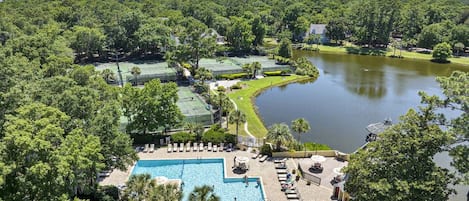 Un complexe hôtelier doté d’une piscine, de courts de tennis et d’un lac.