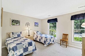 2 Schlafzimmer, Schreibtisch, Bügeleisen/Bügelbrett, Reisekinderbett