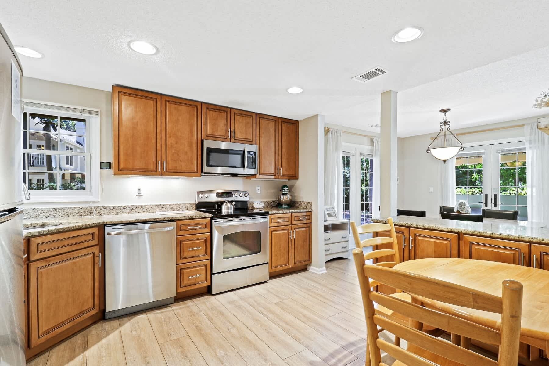 冷蔵庫、電子レンジ、オーブン、コンロ