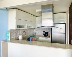 Jääkaappi, mikroaaltouuni, uuni, liesi