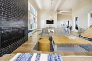 Smart TV, chimenea, futbolito y tenis de mesa 