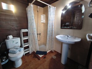 SĂšche-cheveux, serviettes fournies, papier toilette