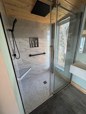 Dusche, Haartrockner, Handtücher, Seife