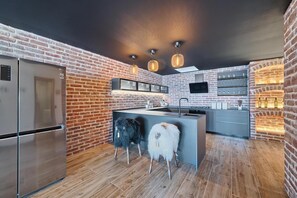 Horno, parrilla de estufa, lavavajillas y cafetera y tetera 