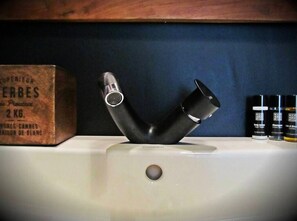 Kombinert dusj/badekar, hårføner og håndklær