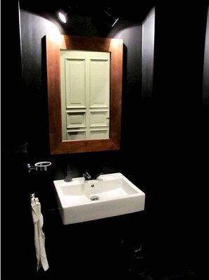 Kombinert dusj/badekar, hårføner og håndklær