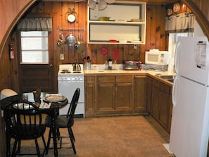 Fridge, microwave, oven, stovetop - Three Cub Cottage in historic Flat Rock (Flat Rock)