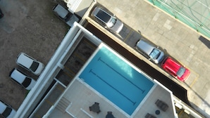 Vue aérienne d’un hôtel doté d’une piscine, de nombreux espaces de stationnement et d’un espace de détente extérieur.