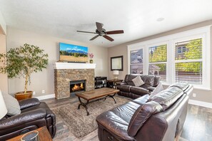 Fernseher, Kamin, DVD-Player