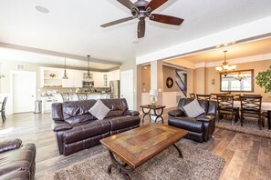 Fernseher, Kamin, DVD-Player