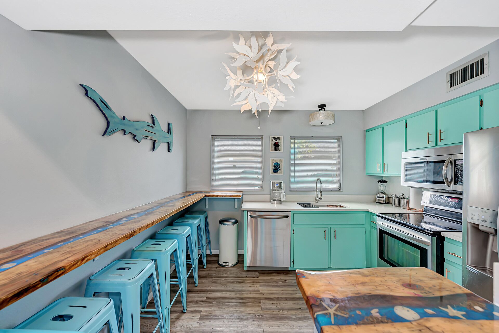 Een koelkast, een magnetron, een oven, een vaatwasser