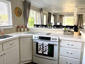 Fridge, microwave, oven, stovetop - Country farmhouse with outdoor entertaining area (Palisade)