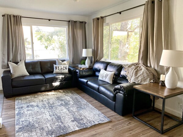 Smart TV, fireplace - Country farmhouse with outdoor entertaining area (Palisade)