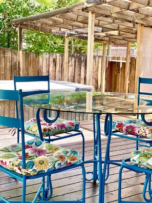 Outdoor dining - Country farmhouse with outdoor entertaining area (Palisade)