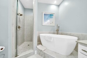 Combined shower/bathtub, hair dryer, towels - Stunning Village Condo, Overlooking 30A, Beautifully Decorated Recently Updated (Seacrest Beach)