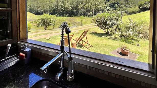 A kitchen with a view of a green landscape and a mountain. - Lots of charm and comfort in the mountains of Cunha (Cunha, Sp)