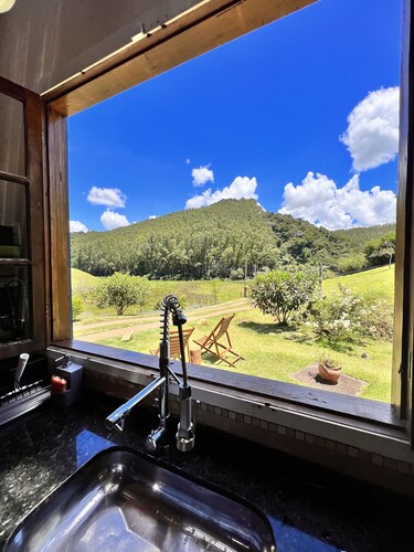 Very charme and comfort in the rock, in the paradise of Cunha.