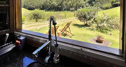 Very charme and comfort in the rock, in the paradise of Cunha.