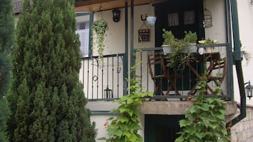 Casa, baño privado | Vista del balcón