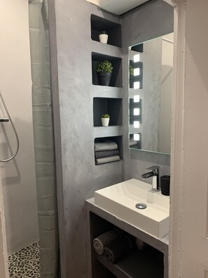 Een haardroger, handdoeken, toiletpapier