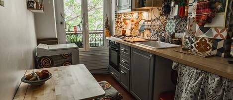 冷蔵庫、オーブン、食器洗い機、コーヒー / ティーメーカー