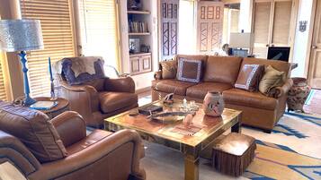Smart TV, fireplace, DVD player, table tennis