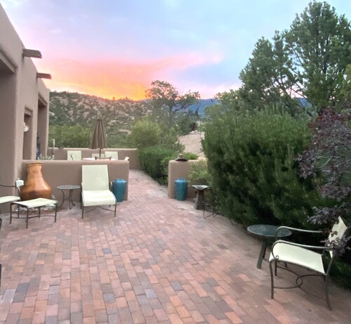 Spectacular Mountain Views, Supreme Tranquility & Privacy in Tesuque!