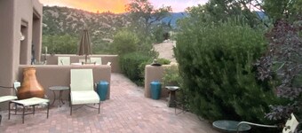 Spectacular Mountain Views, Supreme Tranquility & Privacy in Tesuque!