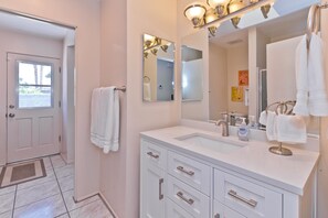 Combined shower/tub, hair dryer, towels, soap - PS Dream Stay -the perfect pool home - central PS -spectacular Mountain View’s. (Palm Springs)