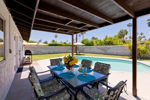 Outdoor dining - PS Dream Stay -the perfect pool home - central PS -spectacular Mountain View’s. (Palm Springs)
