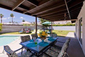 Outdoor dining - PS Dream Stay -the perfect pool home - central PS -spectacular Mountain View’s. (Palm Springs)