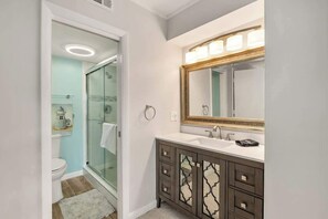 Ensemble douche/baignoire, sèche-cheveux, serviettes fournies