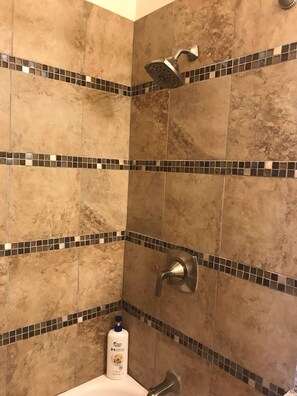 Sèche-cheveux, serviettes fournies, savon, papier toilette