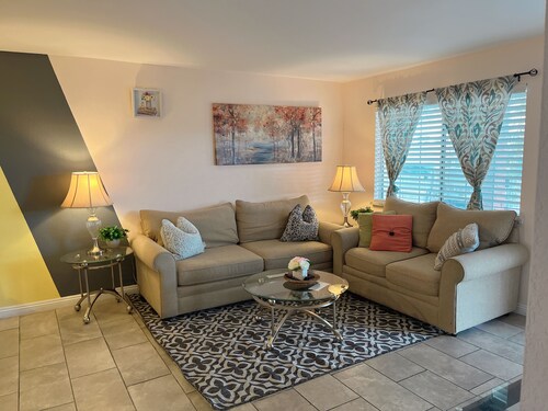 Remodeled Modern House. Perfect for any occasion 15 minutes to the Strip.