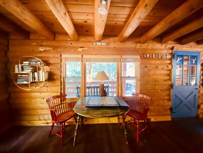The Creek-Side Cabin: Spa, 5 Star, Upgraded, Big Deck, Quiet, Walk To Town