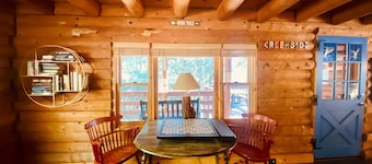 The Creek-Side Cabin: Spa, 5 Star, Upgraded, Big Deck, Quiet, Walk To Town