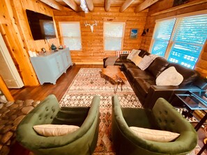 Smart TV, fireplace, video games, books - The Creek-Side Cabin: Spa, 5 Star, Upgraded, Big Deck, Quiet, Walk To Town (Idyllwild-Pine Cove)