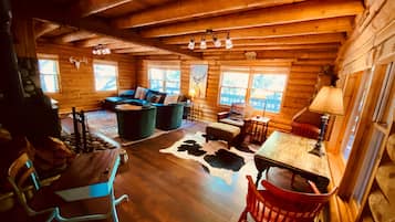 Smart TV, chimenea, videojuegos y libros