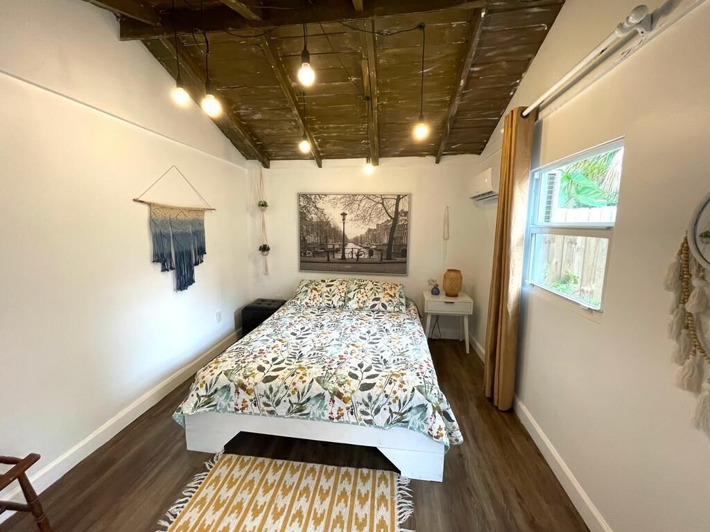 Tabla de planchar con plancha, wifi gratis y ropa de cama 