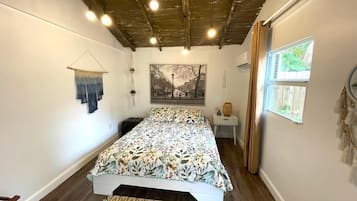 Tabla de planchar con plancha, wifi gratis, ropa de cama