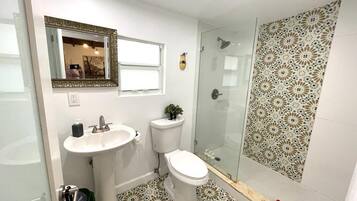 Ducha, secador de pelo, toallas y jabón