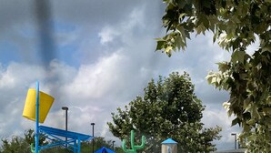 Um parque aquático com diversas estruturas de recreação e uma área coberta.