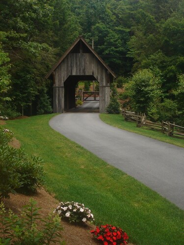 Escape to your cozy Cashiers retreat, just a hop away from Lake Glenville