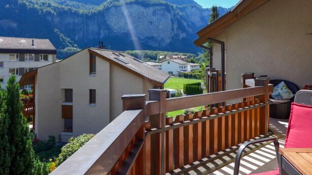 A modern building with a balcony overlooking a mountainous landscape. - Apartment Allmi by Interhome (Meiringen)