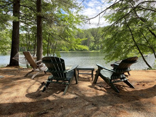 Lakeside home. Fishing, paddle boarding, swimming, and easy lake  fun. 