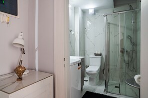 Douche, sèche-cheveux, peignoirs, chaussons